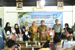 Pemkab Sumedang menyerahkan rumah relokasi untuk korban tanah bergerak