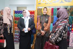 Istri Rektor se-Indonesia terkesan saat berkunjung ke UMKM Center