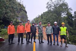 Jalur Batang Toru - Natal terputus, Badan Jalan nasional amblas ke jurang belasan meter dekat Danau Siais