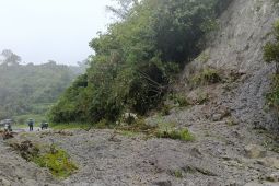 Jalan provinsi penghubung Padang dan Bukittinggi tertimbun longsor