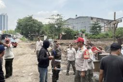 Satpol PP bongkar bangunan liar di sepanjang akses ke Gerbang Tol Karawang Barat
