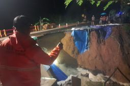 Jembatan Cikaleho longsor, jalan Ciamis Cirebon ditutup
