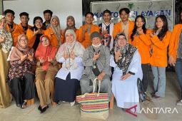 Mahasiswa peternakan UNJA bersama warga Mersam budidaya ayam petelur