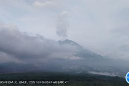 Semeru hembuskan asap putih setinggi 1.000 meter dari puncak