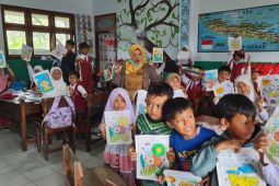 Anak-anak terdampak APG Semeru di Desa Supiturang mulai masuk sekolah