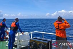 Indonesian SAR teams search for 11 crew of sunken fishing boat