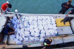 PT Timah menyalurkan bantuan sembako kepada korban rob Pulau Panjang