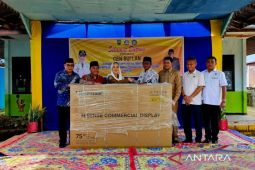Pemkab Natuna salurkan papan edukatif digital ke sekolah-sekolah di pulau