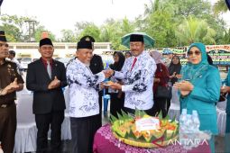 Upacara HGN 2025 diguyur hujan, PGRI Ranto Baek boyong piala bergilir Bupati Madina