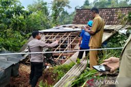 BPBD Situbondo dirikan tenda darurat antisipasi longsor susulan