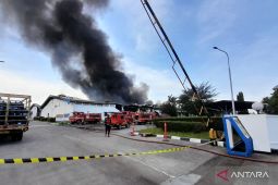 Damkar Bekasi padamkan api hanguskan bangunan gudang produksi tekstil