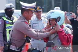 Polres Bekasi bagikan helm SNI saat Operasi Zebra Jaya kepada pengendara roda dua