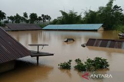 Ratusan paket sembako, genset hingga satelit tiba di Sumut