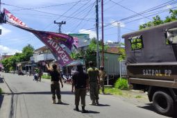 Satpol PP Bantul menertibkan puluhan spanduk pemasangannya langgar Perda