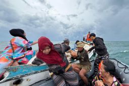 KRI Hiu-634 selamatkan 9 nelayan KM Jolloro terombang ambing di Selat Makassar