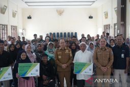 Pemkab Bangka Tengah serahkan 120 kartu BPJS Program Jaket UMKM
