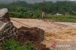 Disperkim Cianjur memperbaiki lima jembatan rusak dampak pergerakan tanah