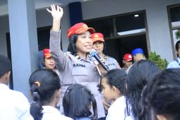 Polisi Sosialisasi anti kekerasan pada peringatan hari guru di Ambon