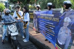 Sosialisasi keselamatan berlalu lintas di Surabaya