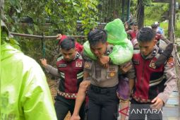 Polresta Padang evakuasi warga terdampak banjir di Batu Busuk