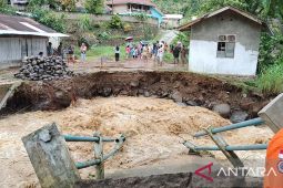 Pemkab Solok, Sumbar serahkan bantuan logistik untuk korban banjir bandang
