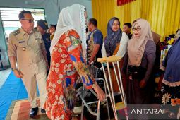 Pemkab Natuna berikan bantuan alat bantu kepada disabilitas di Midai