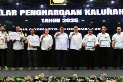 Kulon Progo memberikan penghargaan kalurahan perkuat layanan publik