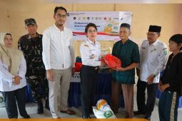 Wali Kota Singkawang menyalurkan bantuan pangan perdana kepada warga