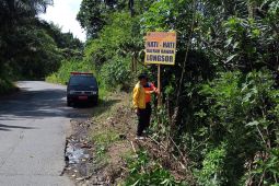 BPBD Rejang Lebong pasang rambu peringatan di tiga titik rawan longsor Curup--Lubuklinggau