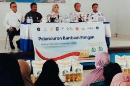 Wali Kota Kendari salurkan bantuan pangan kepada 448 keluarga tidak mampu