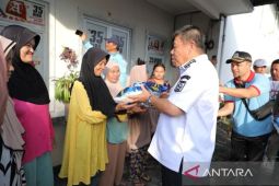 Gubernur Babel serahkan beras gratis di Pasar Kampung Asam