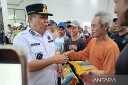 Gubernur - Keluarga Besar Maritim Pelabuhan Pangkalbalam salurkan beras bantu TKBM