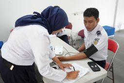 Pekerja Daop 8 tes kebugaran jelang masa angkutan Natal-Tahun Baru