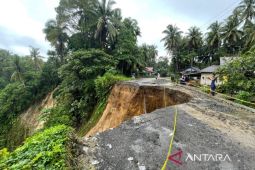 Jalan Padang Pariaman-Agam terputus akibat longsor