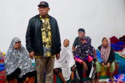 Bupati Langkat tinjau banjir dan serahkan bantuan