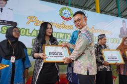 Wujudkan sekolah ramah lingkungan sembilan sekolah diganjar adiwiyata