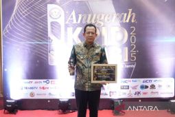 Bupati BBS terima penghargaan dari KPID Provinsi Jambi