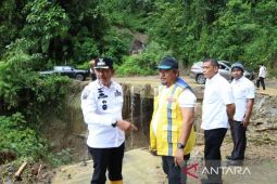 Bupati Madina tinjau korban banjir, akses jalan ke Pantai Barat lumpuh total