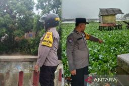 Antisipasi banjir, personil Polres Tanjungbalai pantau debit air sungai