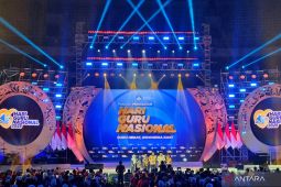 Presiden Prabowo berikan penghargaan kepada  guru dan tenaga kependidikan