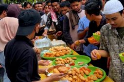 Masjid Dinas Perpussip Sulsel gelar Jumat Berkah, jamaah melonjak