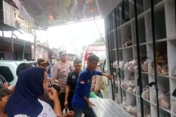 Sat Binmas Polres Langkat berikan makanan siap saji buat warga terdampak banjir di Kecamatan Stabat