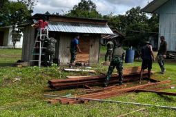 Prajurit Satgas Yonif 511/DY membangun fasilitas umum untuk jemaat Gereja Dabra