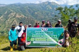 UPTD Tahura Sulteng dan ROA tanam 1.300 bibit pohon jaga kelestarian alam