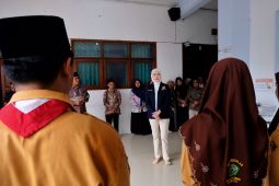 Legislator Lita Machfud Arifin serahkan bantuan sarana olahraga ke SMA