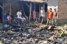 Polisi Serang evakuasi lansia sebatang kara korban kebakaran