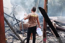Polisi Bangka Barat bersama masyarakat padamkan kebakaran rumah warga