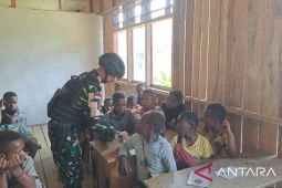 Prajurit Satgas Yonif 511/DY dorong penerapan metode gasing di SD Inpres Brume