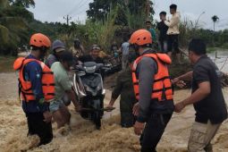 Pemkab Aceh Selatan bangun jembatan darurat buka akses korban banjir