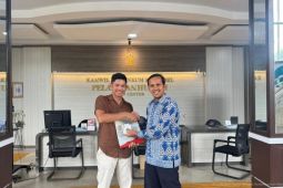 Kanwil Kemenkum Babel serahkan legalisasi pendidikan tujuan Taiwan